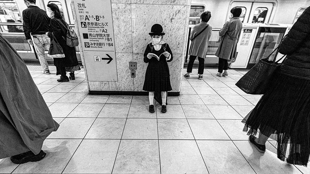 GIRL BOOK TRAIN w Crowd_Tokyo_JAPAN_2022 copy.jpg